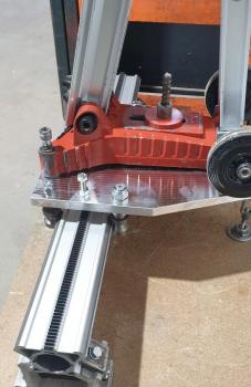 Reihenbohrvorrichtung montiert auf Hilti Schienensystem für serielle Kernbohrungen – DTI-M